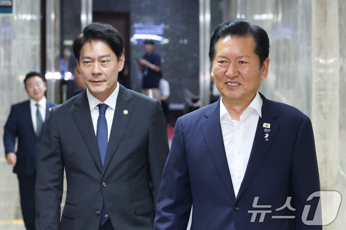 본문 이미지 - 정청래 더불어민주당 당대표 후보와 한민수 의원이 14일 서울 여의도 국회에서 열린 의원총회에 참석하고 있다. 2026.7.14 ⓒ 뉴스1 신웅수 기자
