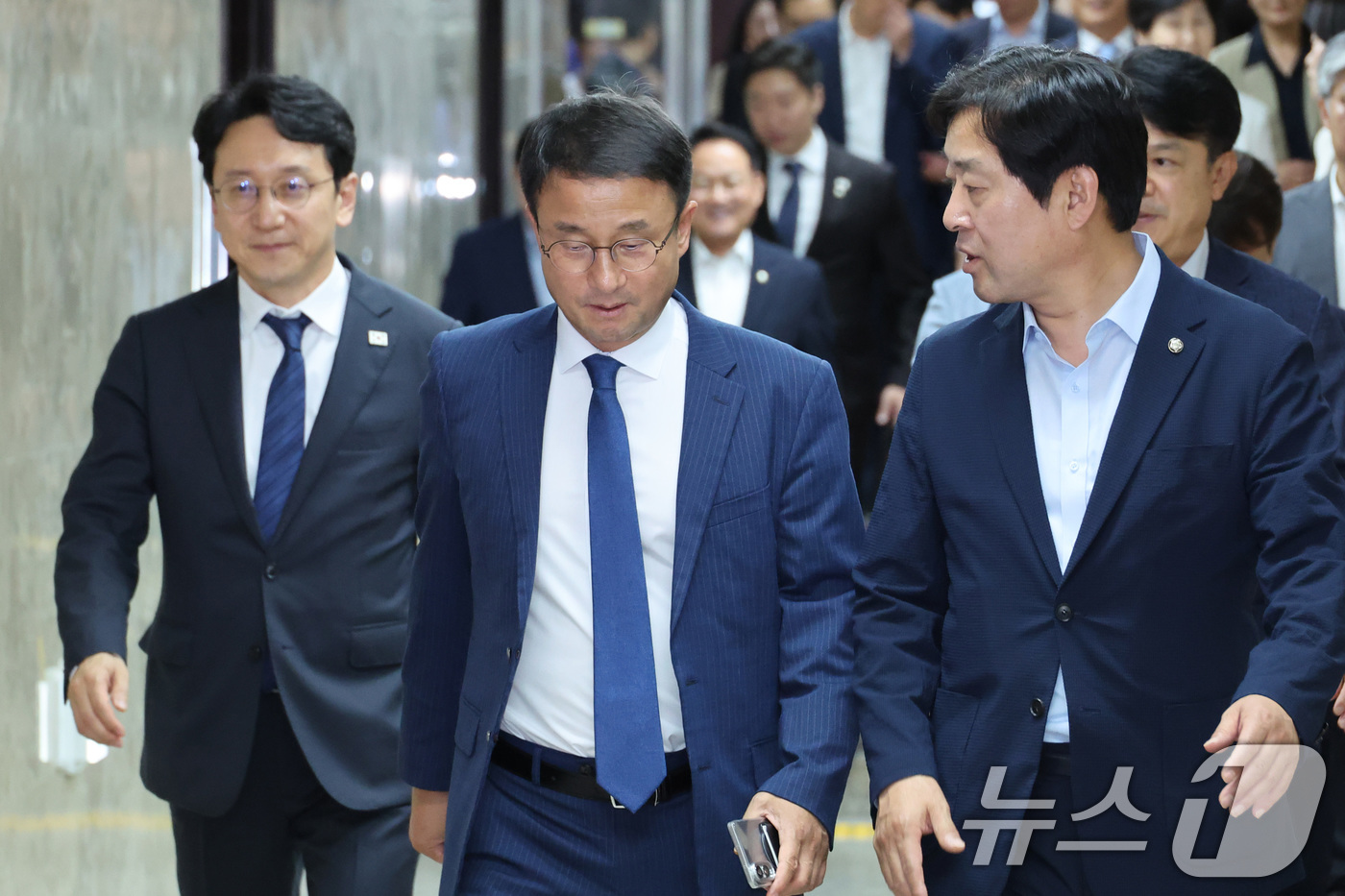 (서울=뉴스1) 신웅수 기자 = 한병도 더불어민주당 당대표 직무대행 겸 원내대표가 14일 서울 여의도 국회에서 열린 의원총회에 참석하고 있다. 2026.7.14/뉴스1