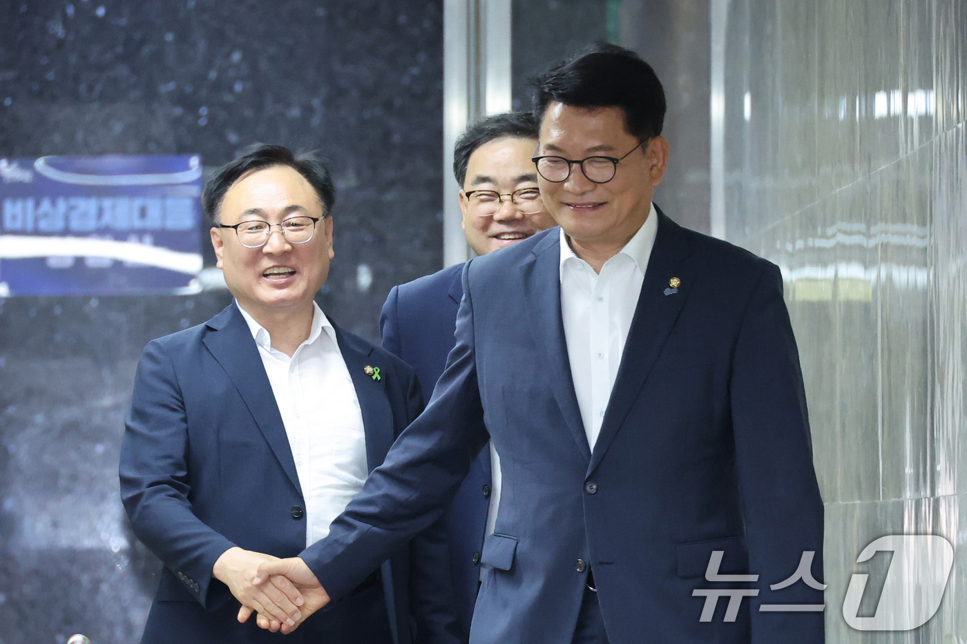 (서울=뉴스1) 신웅수 기자 = 송영길 더불어민주당 당대표 후보가 14일 서울 여의도 국회에서 열린 의원총회에 참석하고 있다. 2026.7.14/뉴스1