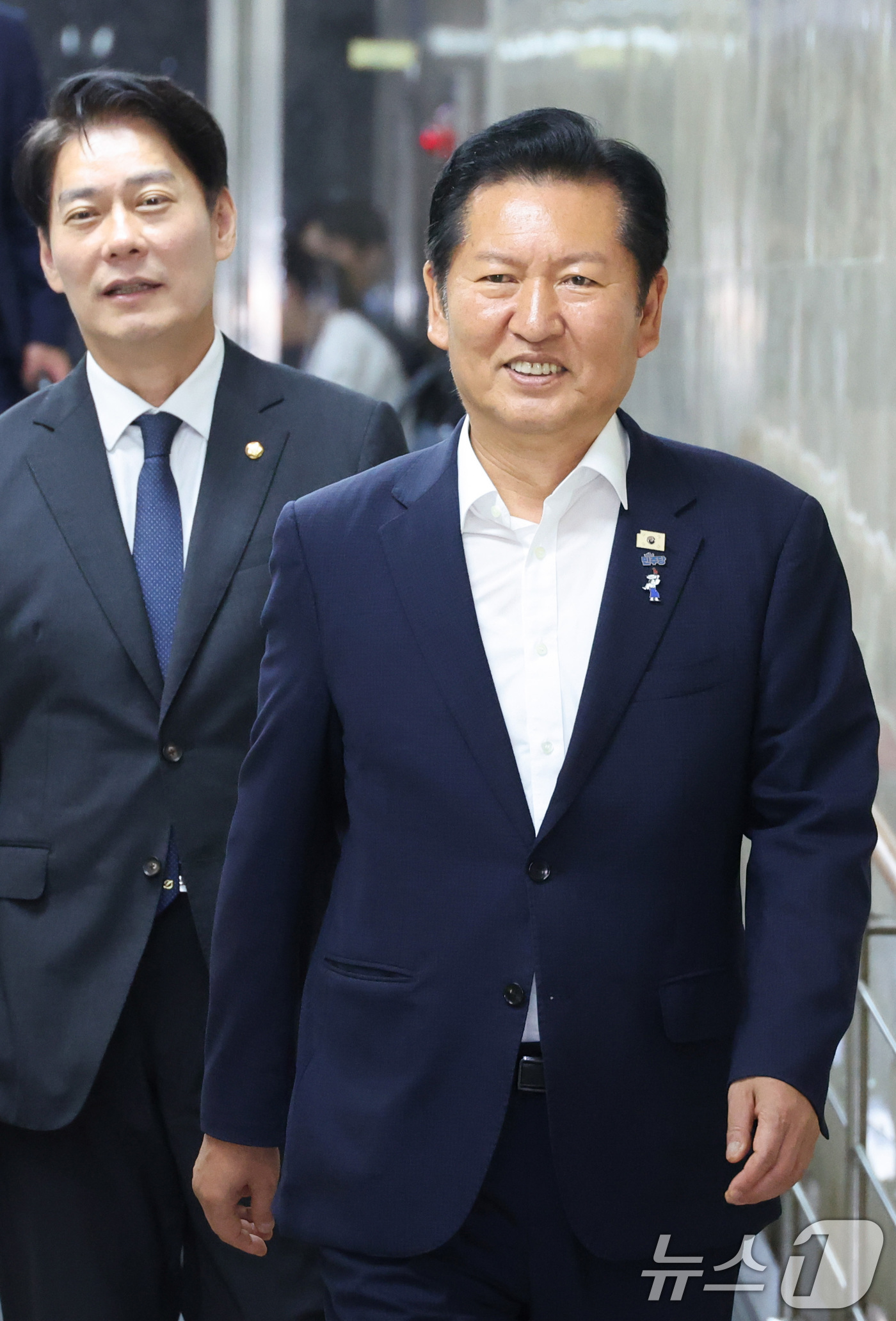 (서울=뉴스1) 신웅수 기자 = 정청래 더불어민주당 당대표 후보가 14일 서울 여의도 국회에서 열린 의원총회에 참석하고 있다. 2026.7.14/뉴스1