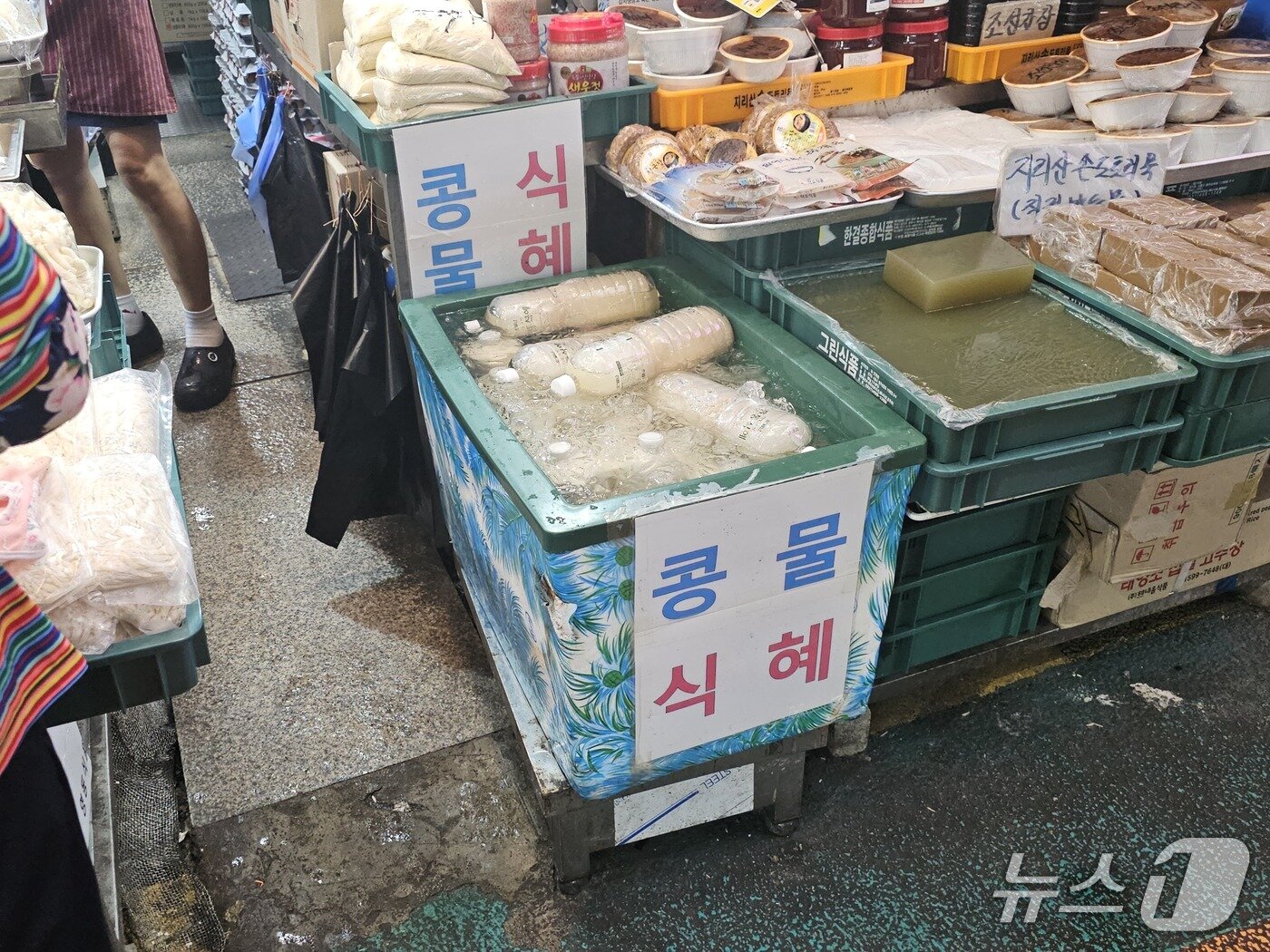 본문 이미지 - 14일 서울 마포구 망원시장의 한 가게에서 콩물과 식혜를 팔고 있다. 2026.7.14 ⓒ 뉴스1 정지윤 기자