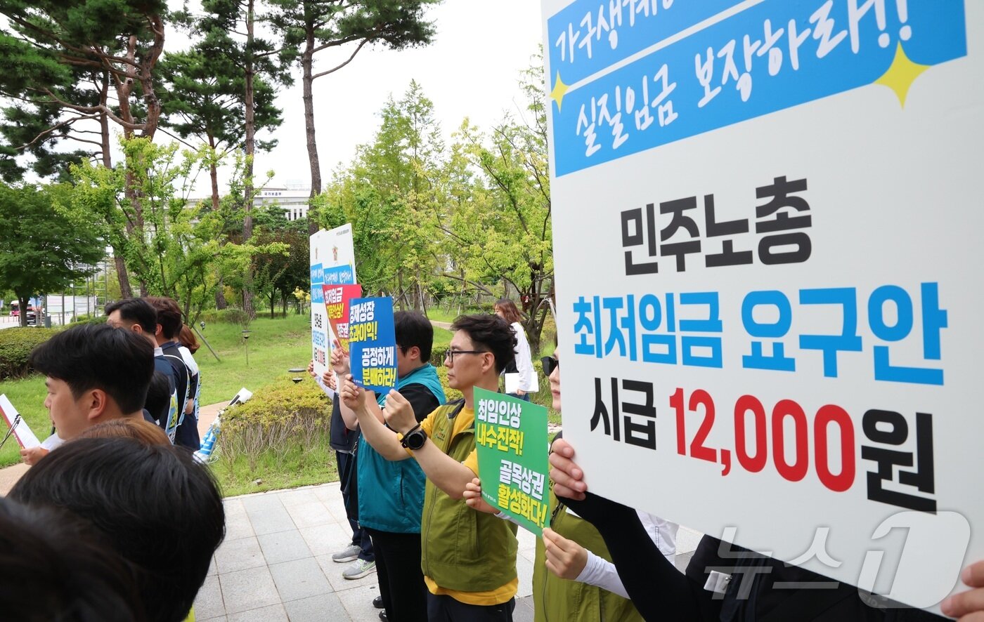 본문 이미지 - 2027년 적용 최저임금 최종 심의를 앞둔 14일 오후 최저임금위원회 노동자위원들이 세종시 정부세종청사 고용노동부 앞에서 '경제회복 과실의 공정한 분배, 실질임금의 회복을 위한 대폭 인상 쟁취' 기자회견을 열고 생계가 안정되는 실질적인 최저임금 인상을 요구하고 있다. 2026.7.14 ⓒ 뉴스1 김기남 기자
