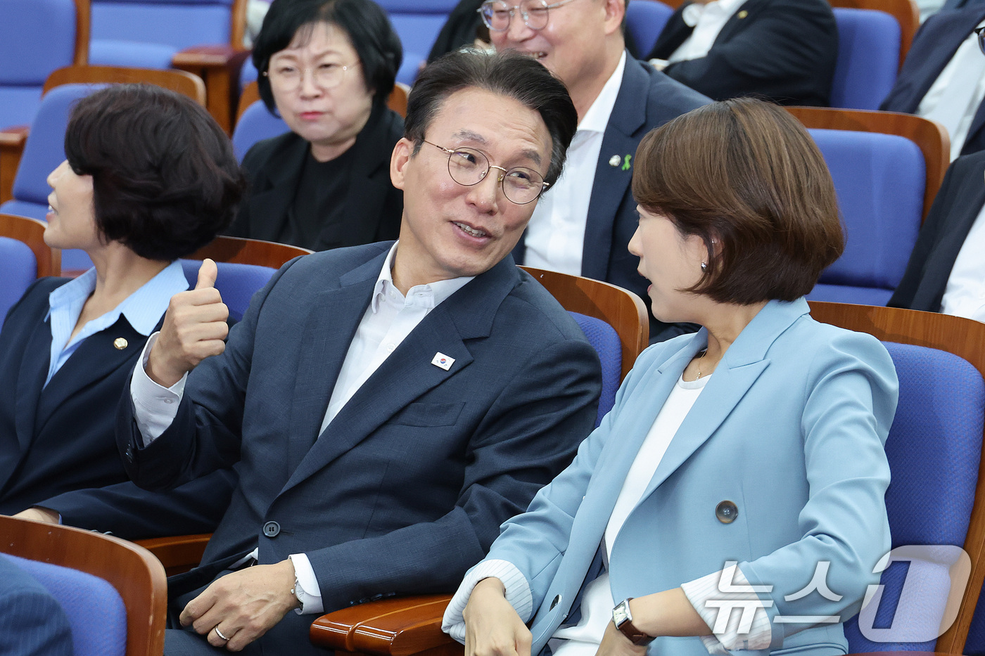 (서울=뉴스1) 신웅수 기자 = 김민석, 고민정 더불어민주당 당대표 후보가 14일 서울 여의도 국회에서 열린 의원총회에서 대화하고 있다. 2026.7.14/뉴스1