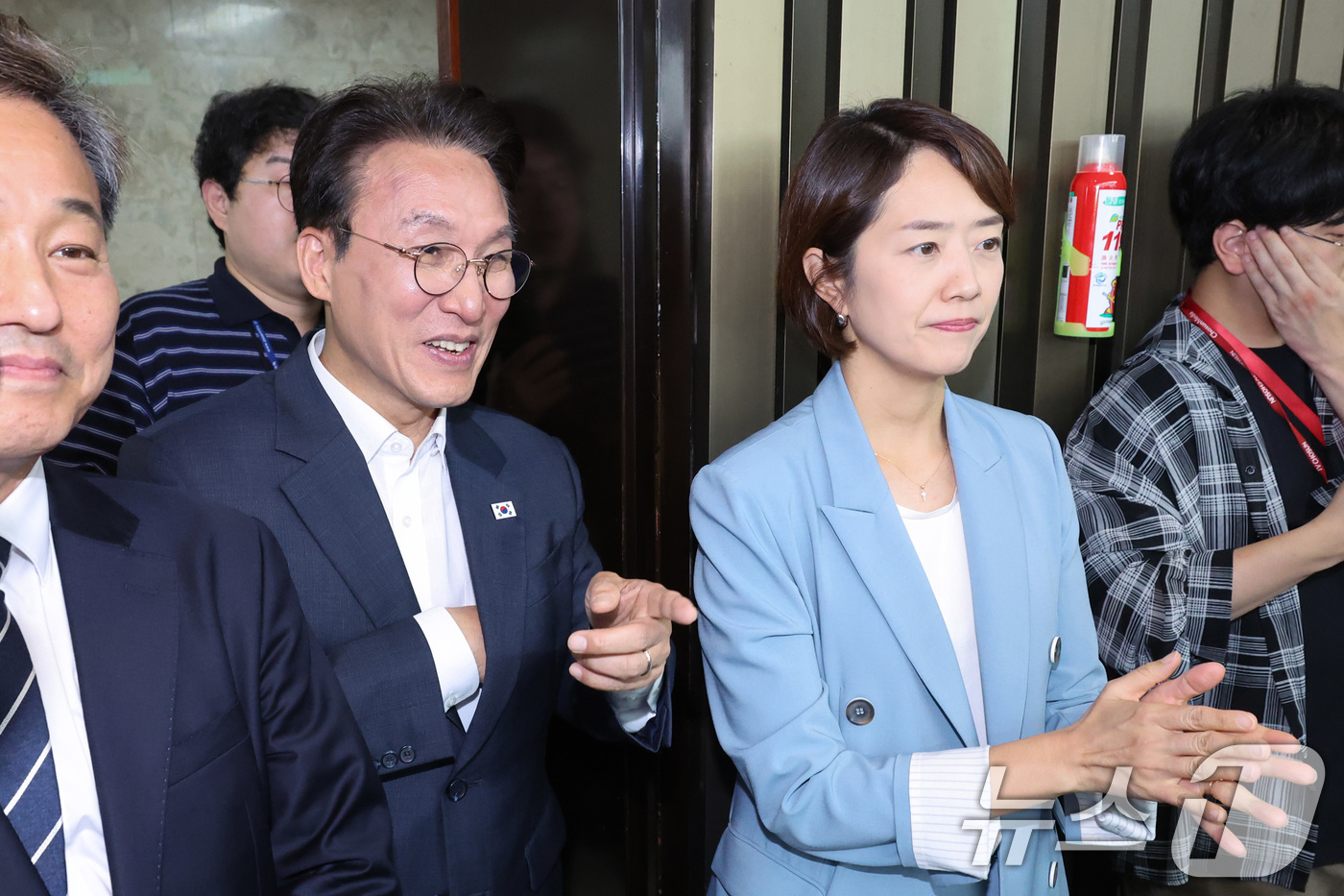 (서울=뉴스1) 신웅수 기자 = 김민석, 고민정 더불어민주당 당대표 후보가 14일 서울 여의도 국회에서 열린 의원총회에서 대화하고 있다. 2026.7.14/뉴스1