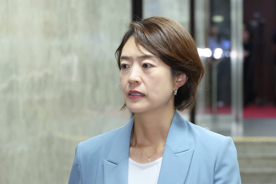 의원총회 참석하는 고민정