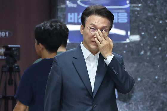 안경 고쳐쓰는 김민석