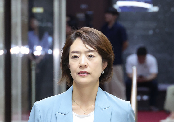 의원총회 향하는 고민정