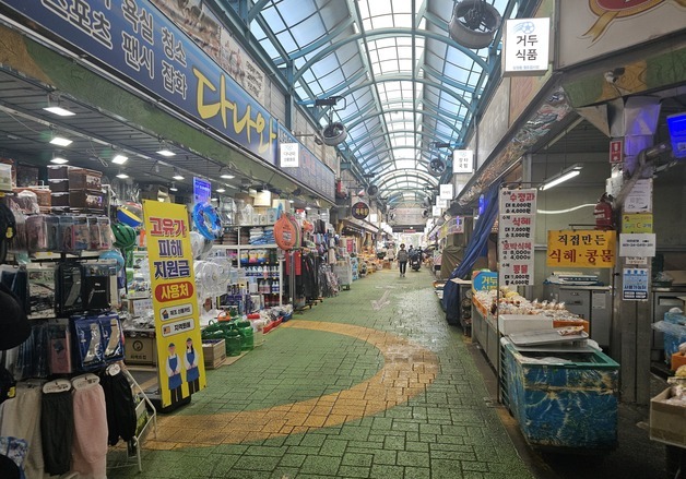 "코로나땐 마스크 쓰고라도 왔지"…폭염 속 전통시장 손님 '뚝' [르포]