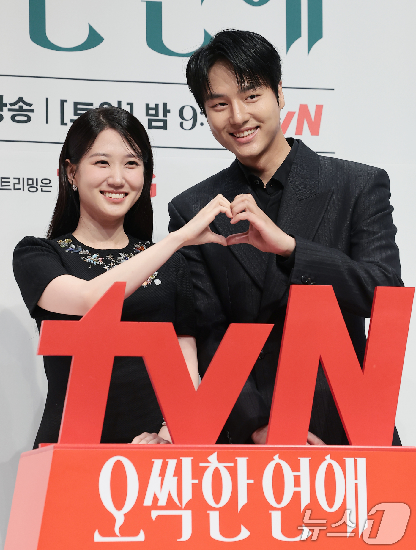 (서울=뉴스1) 권현진 기자 = 배우 박은빈과 양세종(오른쪽)이 14일 서울 강남구 엘리에나 호텔 서울강남에서 열린 tvN 새 토일드라마 '오싹한 연애' 제작발표회에서 포즈를 취하 …