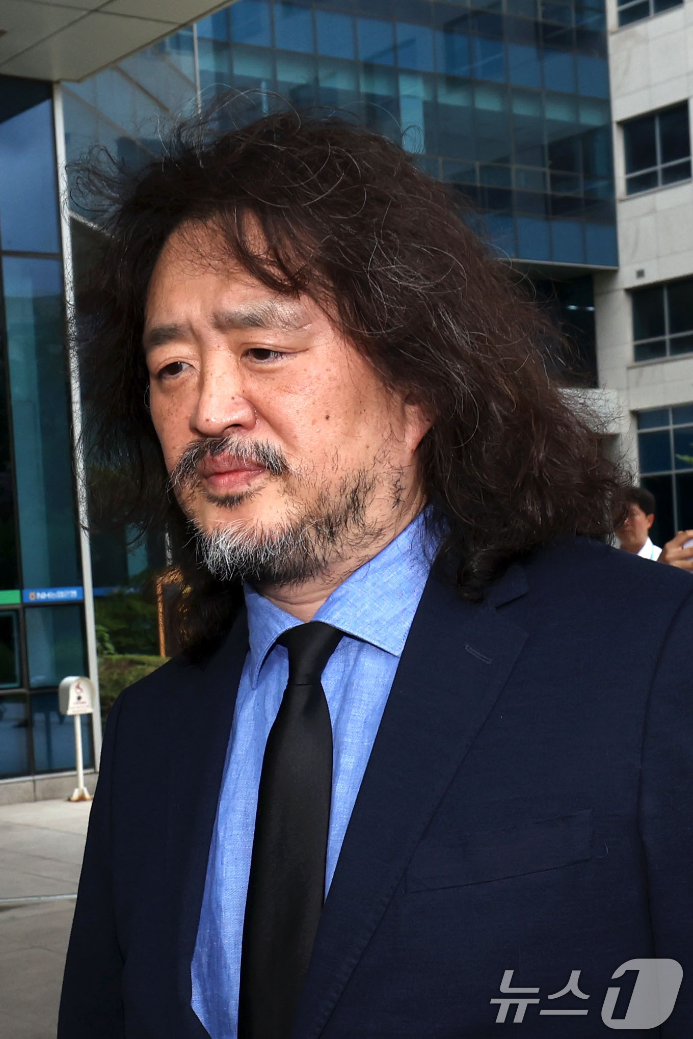 (서울=뉴스1) 이종수 기자 = 방송인 김어준이 14일 오후 서울 도봉구 서울북부지방법원에서 열린 이동재 전 채널A 기자 명예훼손 혐의 1심 선고 공판에서 벌금 2000만원을 선고 …