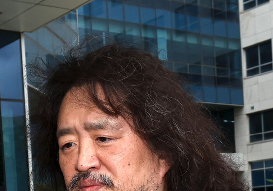 '이동재 전 기자 명예훼손' 입장 표명 없이 법원 나서는 김어준