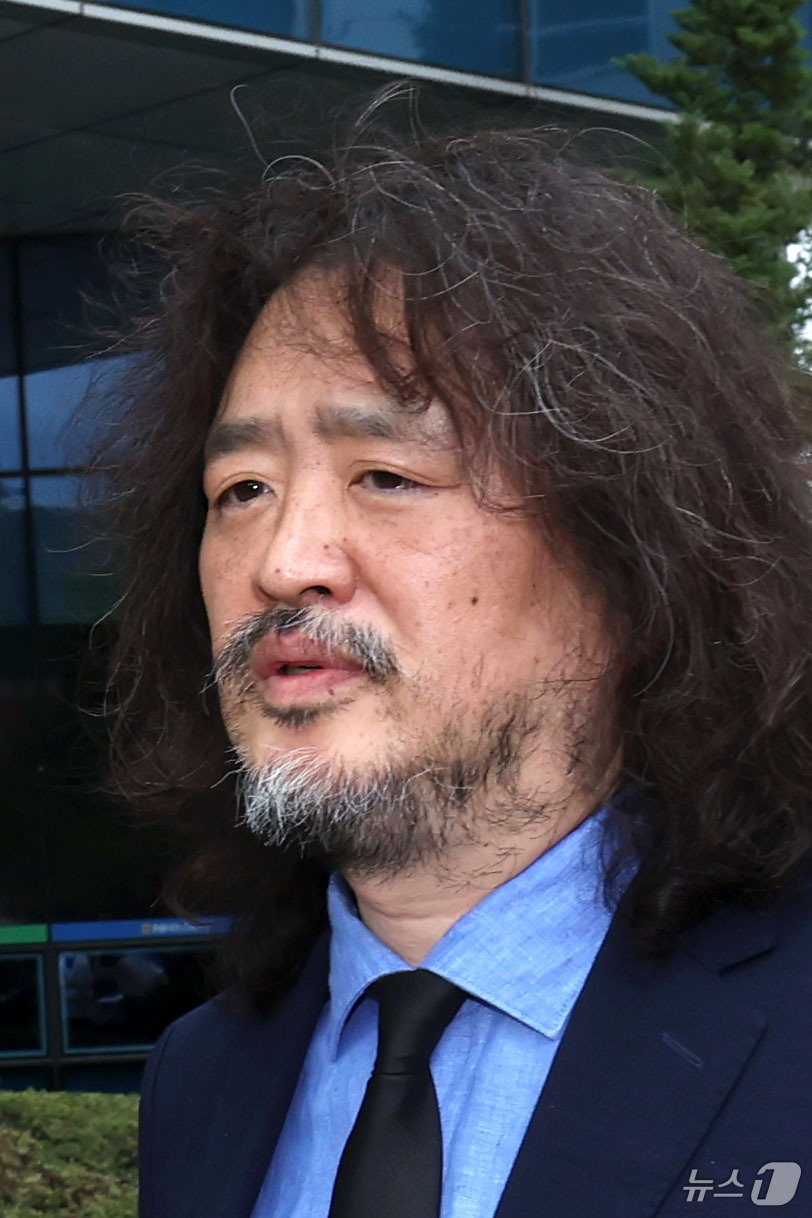 (서울=뉴스1) 이종수 기자 = 방송인 김어준이 14일 오후 서울 도봉구 서울북부지방법원에서 열린 이동재 전 채널A 기자 명예훼손 혐의 1심 선고 공판에서 벌금 2000만원을 선고 …