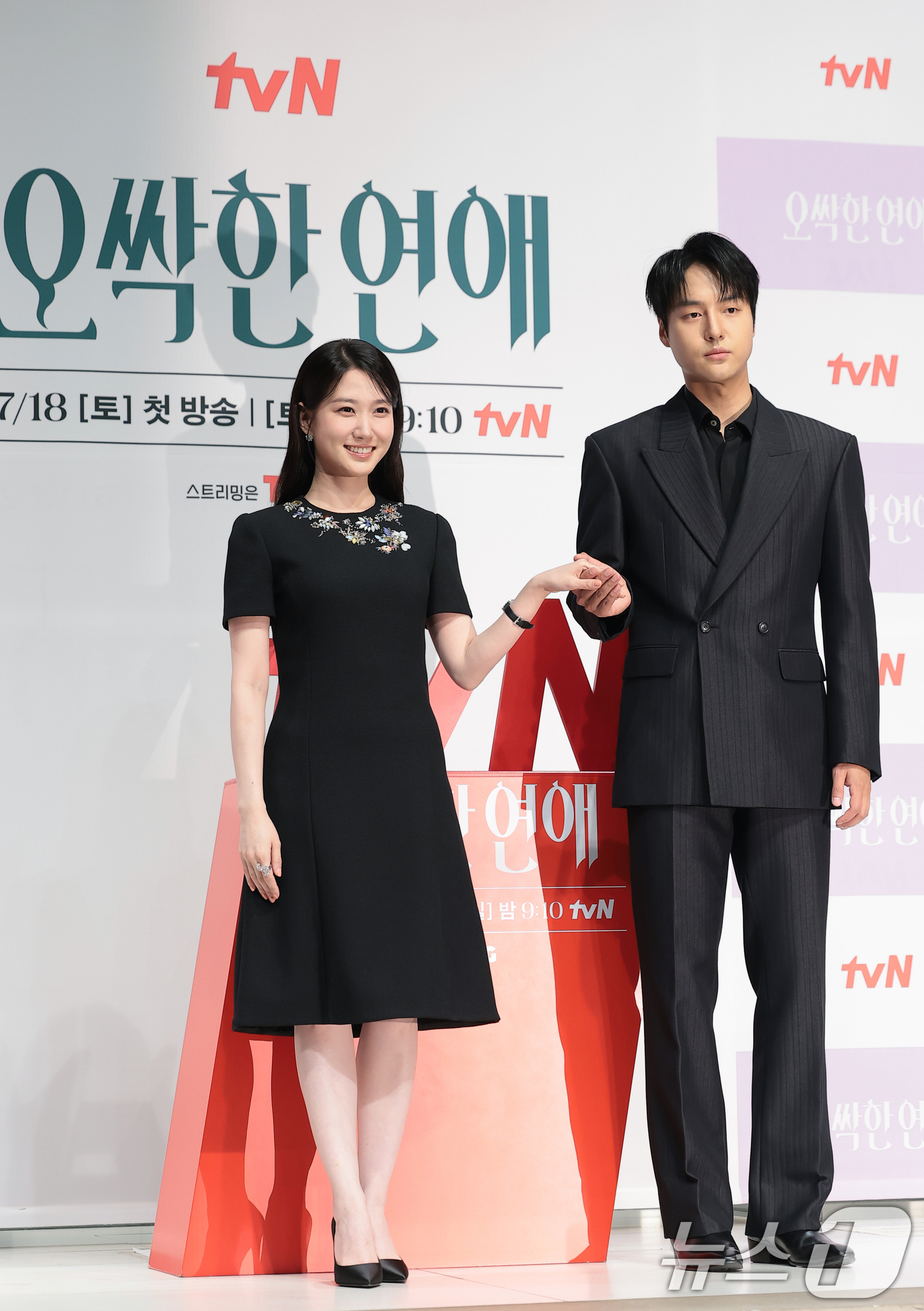 (서울=뉴스1) 권현진 기자 = 배우 박은빈과 양세종(오른쪽)이 14일 서울 강남구 엘리에나 호텔 서울강남에서 열린 tvN 새 토일드라마 '오싹한 연애' 제작발표회에서 포즈를 취하 …