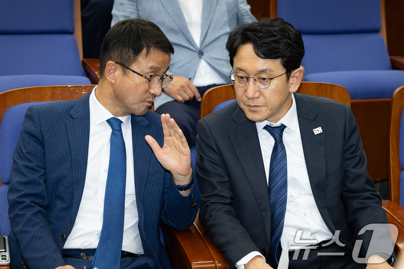 (서울=뉴스1) 유승관 기자 = 한병도 더불어민주당 당대표 직무대행 겸 원내대표와 천준호 원내운영수석부대표가 14일 서울 여의도 국회에서 열린 의원총회에서 대화하고 있다. 2026 …