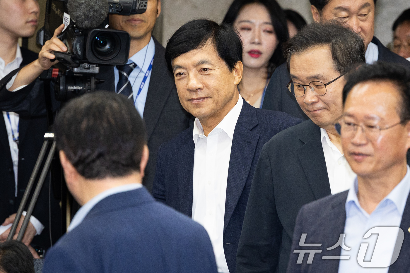 (서울=뉴스1) 유승관 기자 = 더불어민주당 당대표 선출 선호투표제 도입에 반발하며 최고위원직 사퇴를 밝힌 이성윤 의원이 14일 서울 여의도 국회에서 열린 의원총회에 참석하고 있다 …