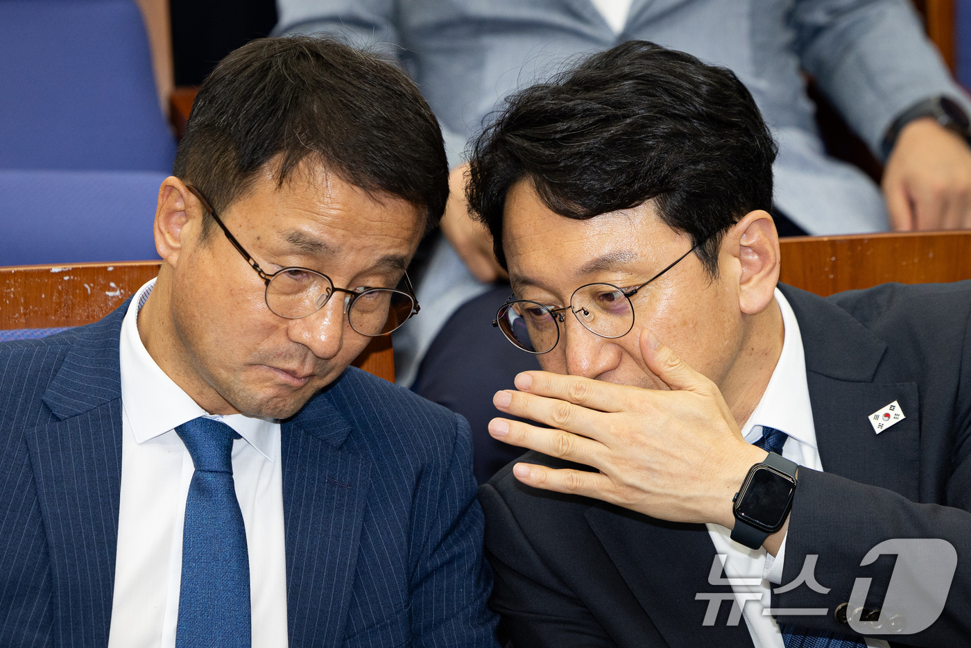 (서울=뉴스1) 유승관 기자 = 한병도 더불어민주당 당대표 직무대행 겸 원내대표와 천준호 원내운영수석부대표가 14일 서울 여의도 국회에서 열린 의원총회에서 대화하고 있다. 2026 …