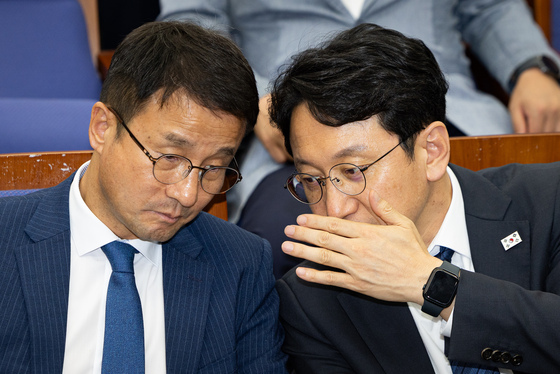 귀엣말 나누는 한병도·천준호