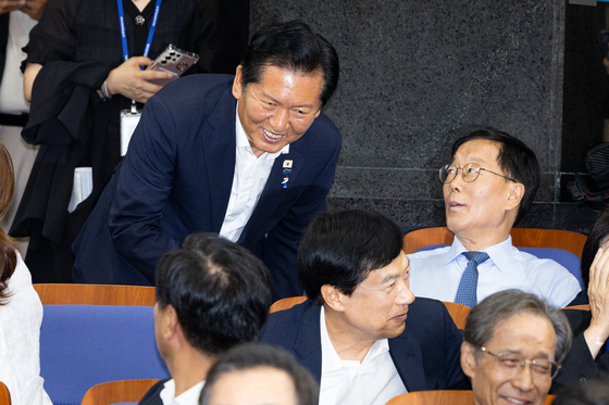 의원들과 인사하는 정청래 전 대표