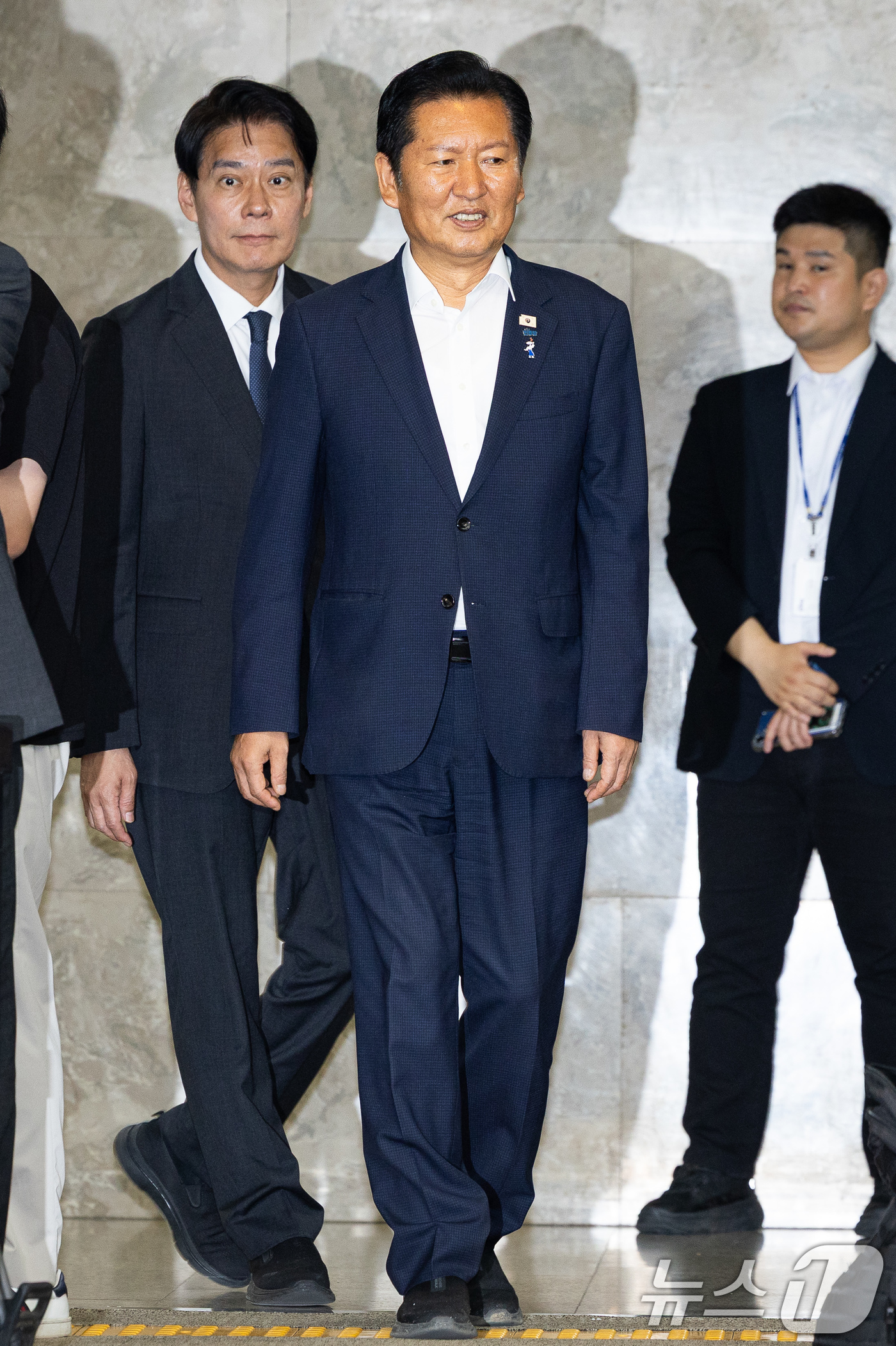 (서울=뉴스1) 유승관 기자 = 더불어민주당 당권주자인 정청래 전 대표가 14일 서울 여의도 국회에서 열린 의원총회에 참석하고 있다. 2026.7.14/뉴스1