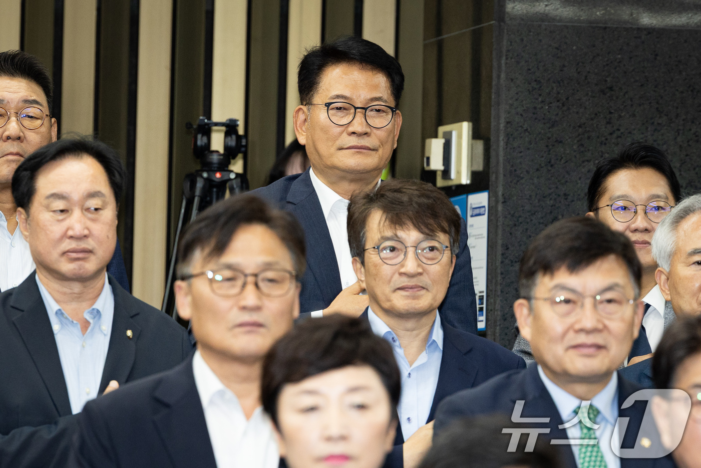 (서울=뉴스1) 유승관 기자 = 더불어민주당 당권주자인 송영길 의원을 비롯한 의원들이 14일 서울 여의도 국회에서 열린 의원총회에서 국민의례를 하고 있다. 2026.7.14/뉴스1 …