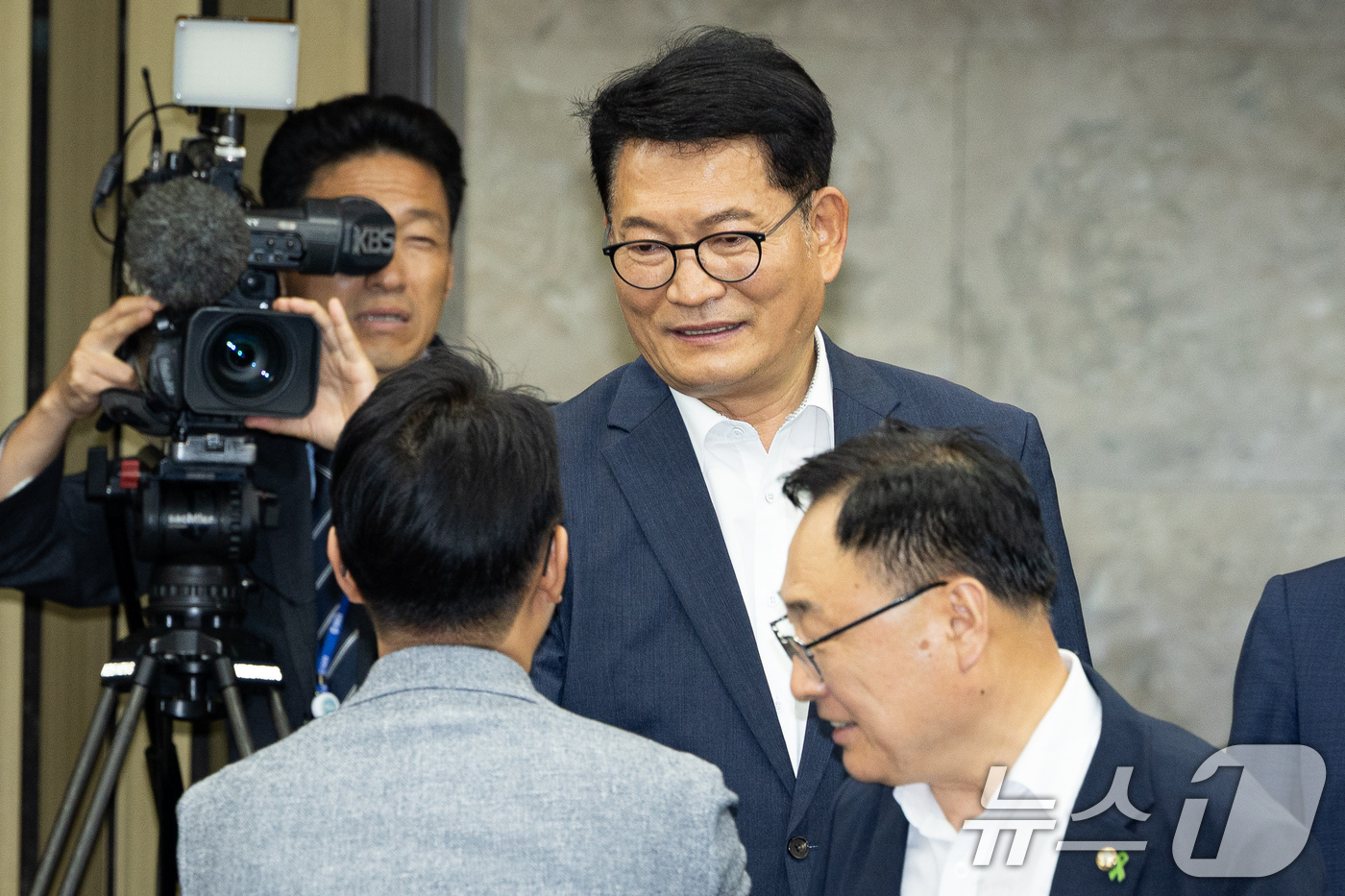 (서울=뉴스1) 유승관 기자 = 더불어민주당 당권주자인 송영길 의원이 14일 서울 여의도 국회에서 열린 의원총회에서 의원들과 인사하고 있다. 2026.7.14/뉴스1
