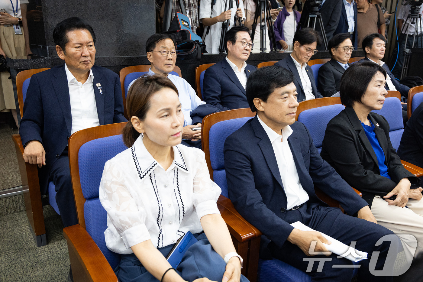 (서울=뉴스1) 유승관 기자 = 더불어민주당 당권주자인 정청래 전 대표(뒷줄 왼쪽)가 14일 서울 여의도 국회에서 열린 의원총회에 참석해 한병도 대표 직무대행의 모두 발언을 듣고 …