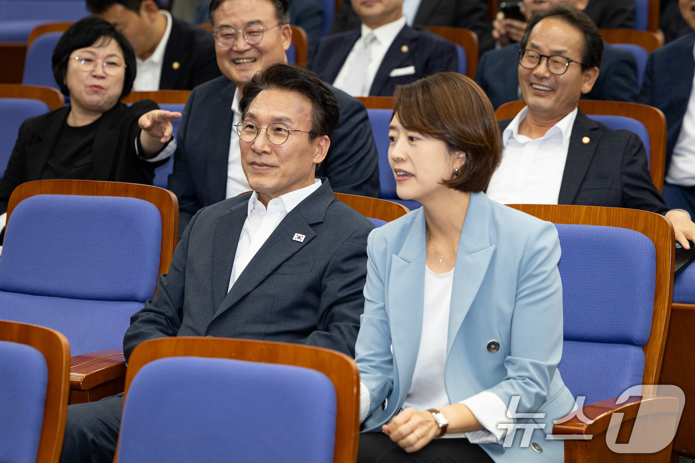(서울=뉴스1) 유승관 기자 = 더불어민주당 당권주자인 김민석 전 총리와 고민정 의원이 14일 서울 여의도 국회에서 열린 의원총회에 참석해 자리하고 있다. 2026.7.14/뉴스1 …