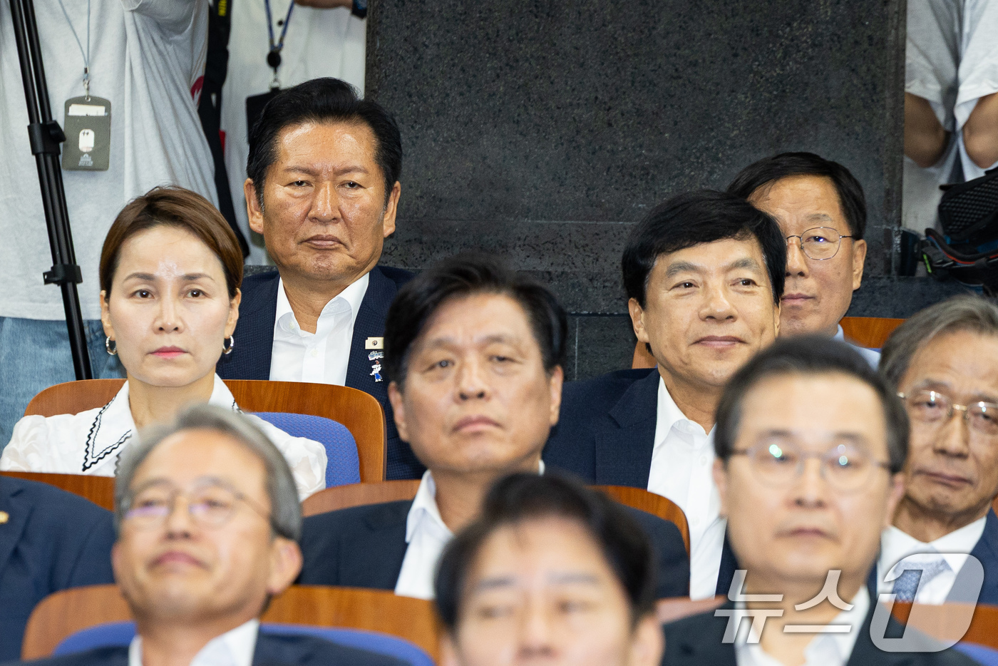 (서울=뉴스1) 유승관 기자 = 더불어민주당 당권주자인 정청래 전 대표가 14일 서울 여의도 국회에서 열린 의원총회에 참석해 한병도 대표 직무대행의 모두 발언을 듣고 있다. 오른쪽 …
