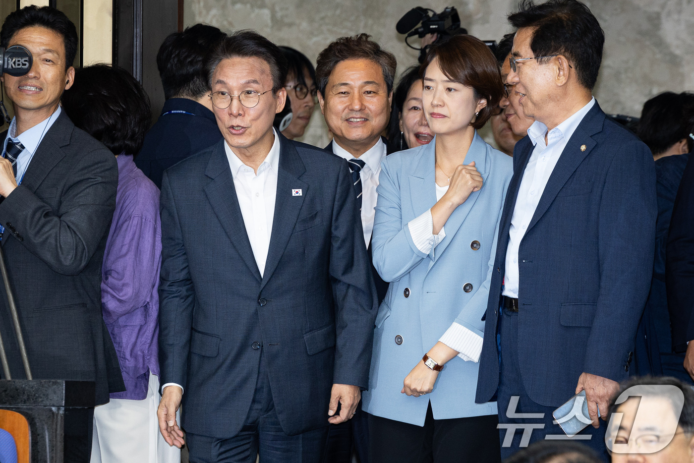 (서울=뉴스1) 유승관 기자 = 더불어민주당 당권주자인 김민석 전 총리와 고민정 의원이 14일 서울 여의도 국회에서 열린 의원총회에 참석하고 있다. 2026.7.14/뉴스1