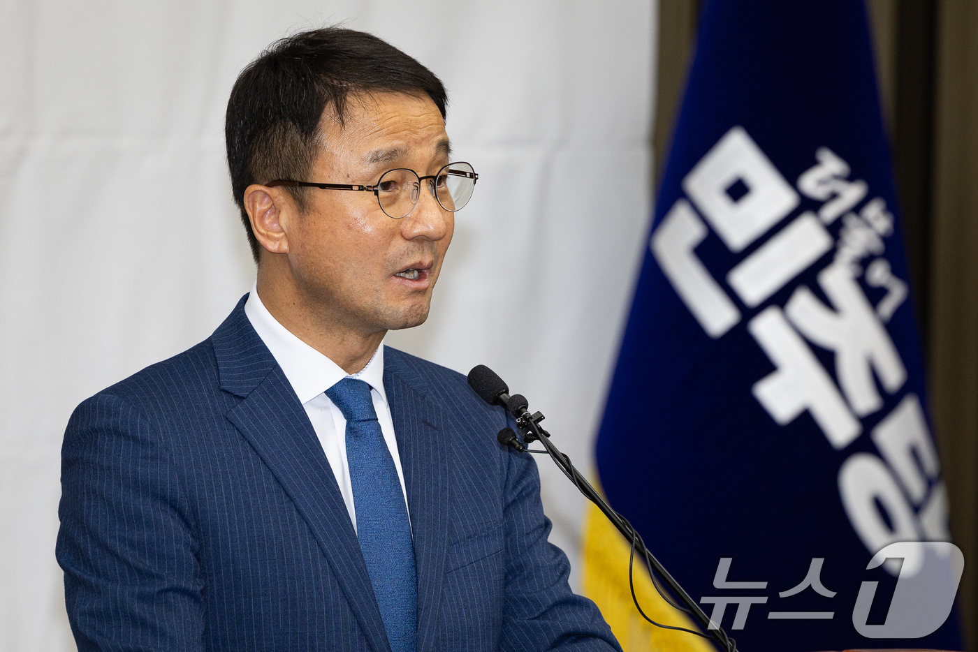 (서울=뉴스1) 유승관 기자 = 한병도 더불어민주당 당대표 직무대행 겸 원내대표가 14일 서울 여의도 국회에서 열린 의원총회에서 모두 발언을 하고 있다. 2026.7.14/뉴스1