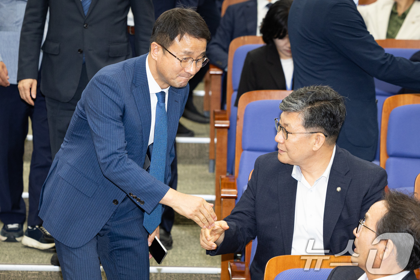 (서울=뉴스1) 유승관 기자 = 한병도 더불어민주당 당대표 직무대행 겸 원내대표가 14일 서울 여의도 국회에서 열린 의원총회에서 김남근 의원과 인사하고 있다. 2026.7.14/뉴 …
