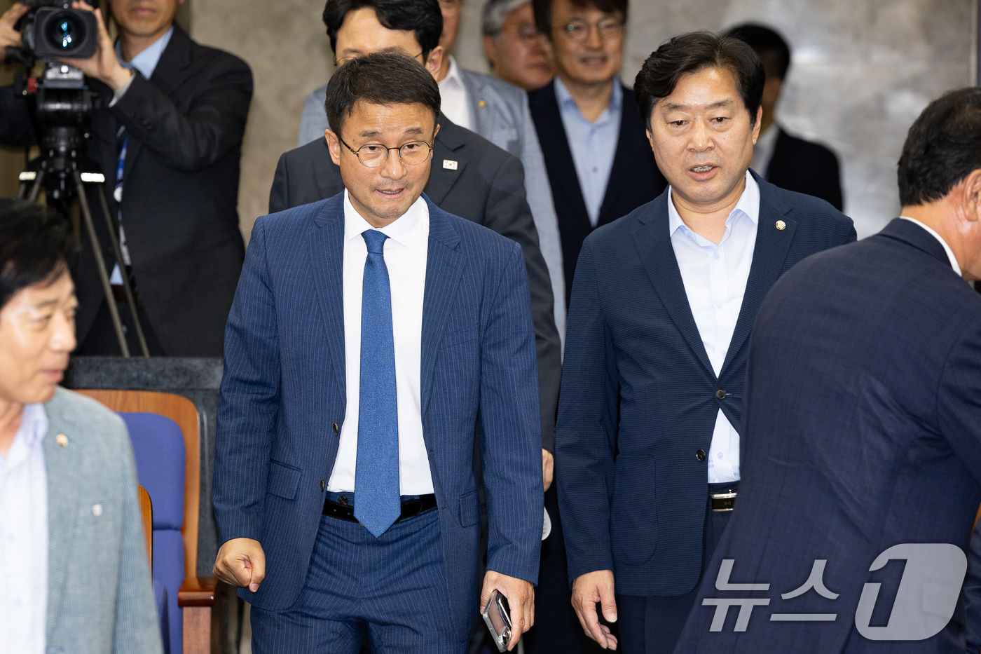 (서울=뉴스1) 유승관 기자 = 한병도 더불어민주당 당대표 직무대행 겸 원내대표와 황명선 최고위원이 14일 서울 여의도 국회에서 열린 의원총회에 참석하고 있다. 2026.7.14/ …