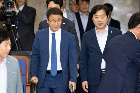 의원총회 들어서는 한병도·황명선