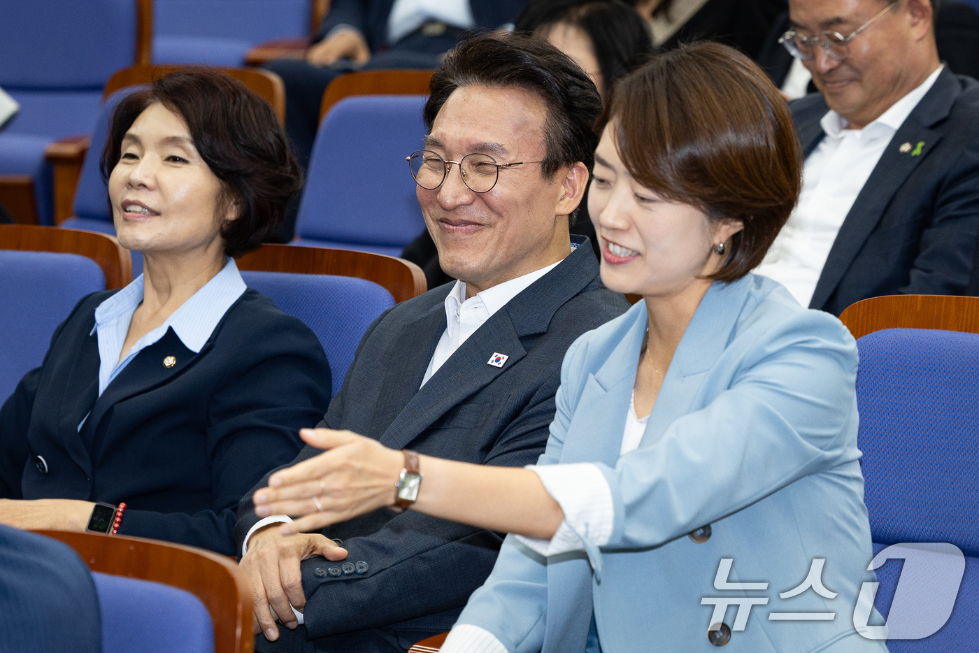 (서울=뉴스1) 유승관 기자 = 더불어민주당 당권주자인 김민석 전 총리와 고민정 의원이 14일 서울 여의도 국회에서 열린 의원총회에 참석해 자리하고 있다. 2026.7.14/뉴스1 …