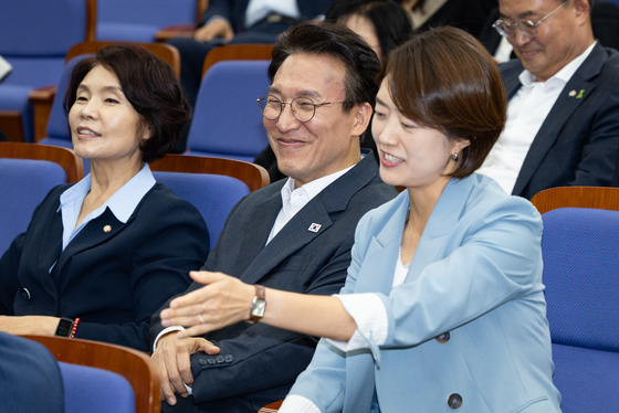 의총 참석해 미소 짓는 김민석 전 총리