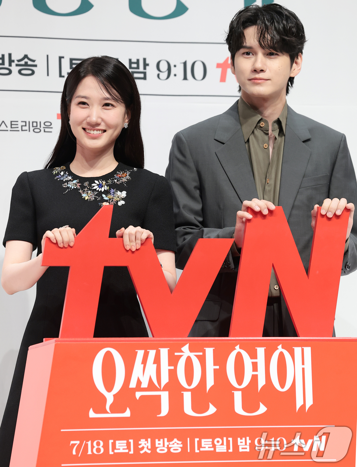 (서울=뉴스1) 권현진 기자 = 배우 박은빈과 옹성우(오른쪽)가 14일 서울 강남구 엘리에나 호텔 서울강남에서 열린 tvN 새 토일드라마 '오싹한 연애' 제작발표회에서 포즈를 취하 …
