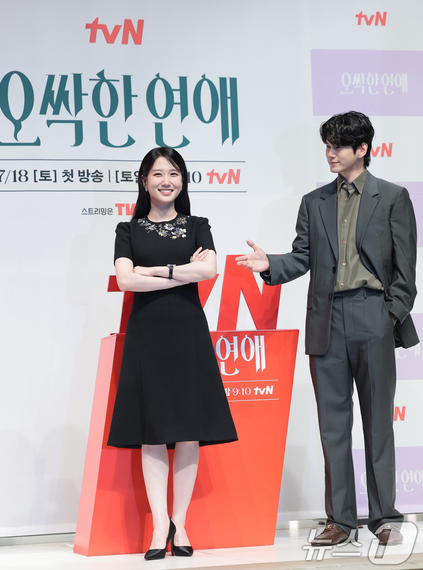 (서울=뉴스1) 권현진 기자 = 배우 박은빈과 옹성우(오른쪽)가 14일 서울 강남구 엘리에나 호텔 서울강남에서 열린 tvN 새 토일드라마 '오싹한 연애' 제작발표회에서 포즈를 취하 …