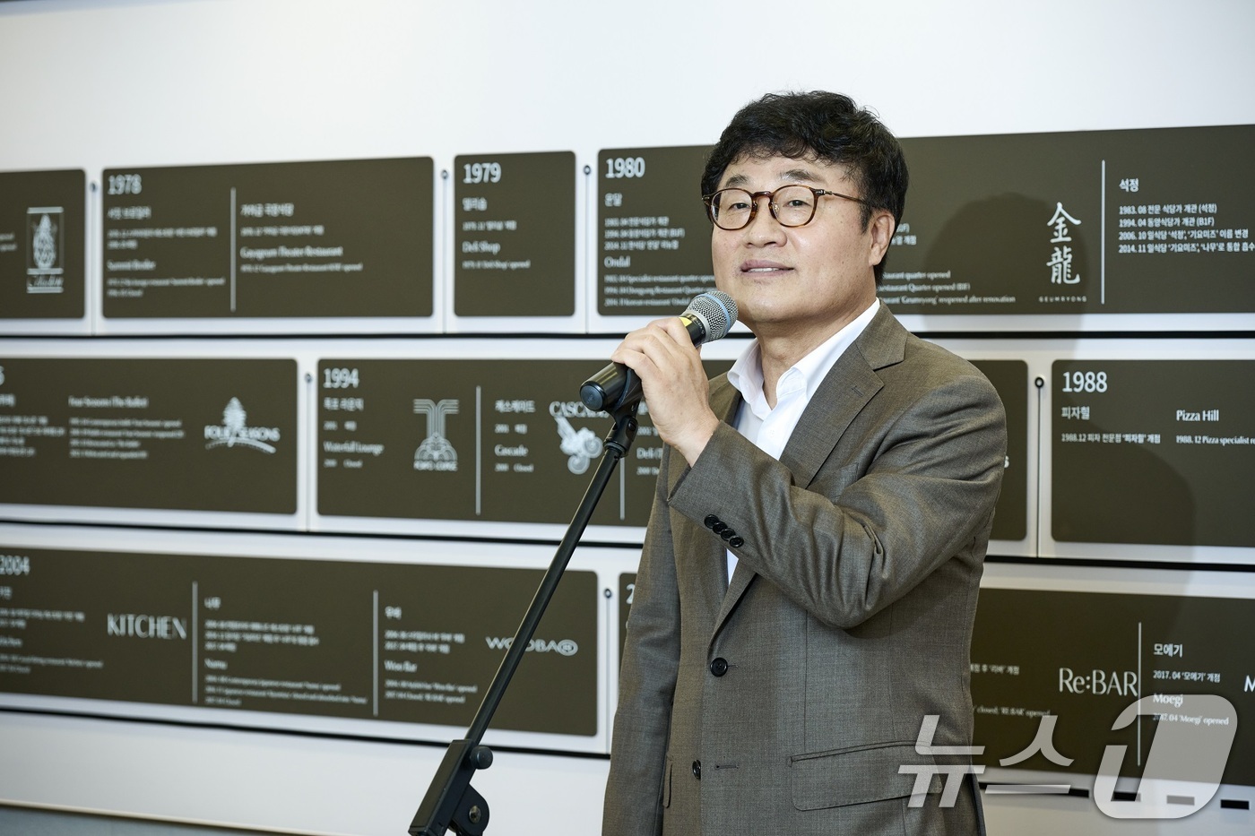 (서울=뉴스1) = 워커힐 호텔앤리조트가 브랜드 헤리티지와 미래 비전을 담은 브랜드 경험 공간 '워커힐 스토리 라운지'를 비스타 워커힐 서울 로비에 새롭게 조성했다고 14일 밝혔다 …