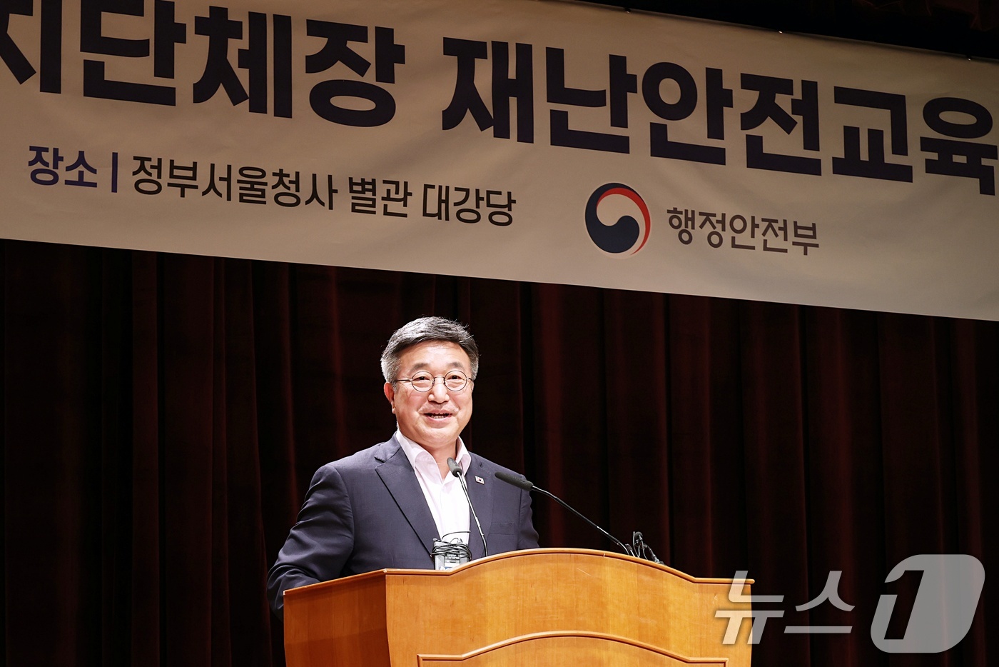 (서울=뉴스1) = 윤호중 행정안전부 장관이 14일 오후 서울 종로구 정부서울청사 별관 대강당에서 열린 2026년 지방자치단체장 재난안전교육에서 인사말을 하고 있다. (행정안전부 …