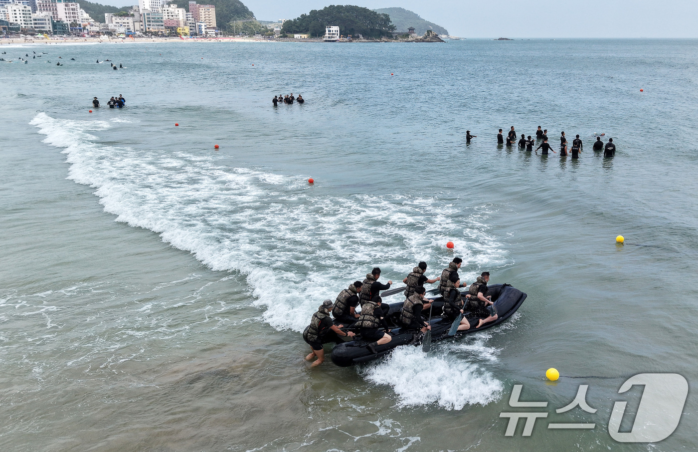 (부산=뉴스1) 윤일지 기자 = 삼복더위의 시작을 알리는 초복을 하루 앞둔 14일 부산 해운대구 송정해수욕장 53사단 해상훈련장에서 53사단 장교·부사관들이 '송정해상훈련 교관 집 …