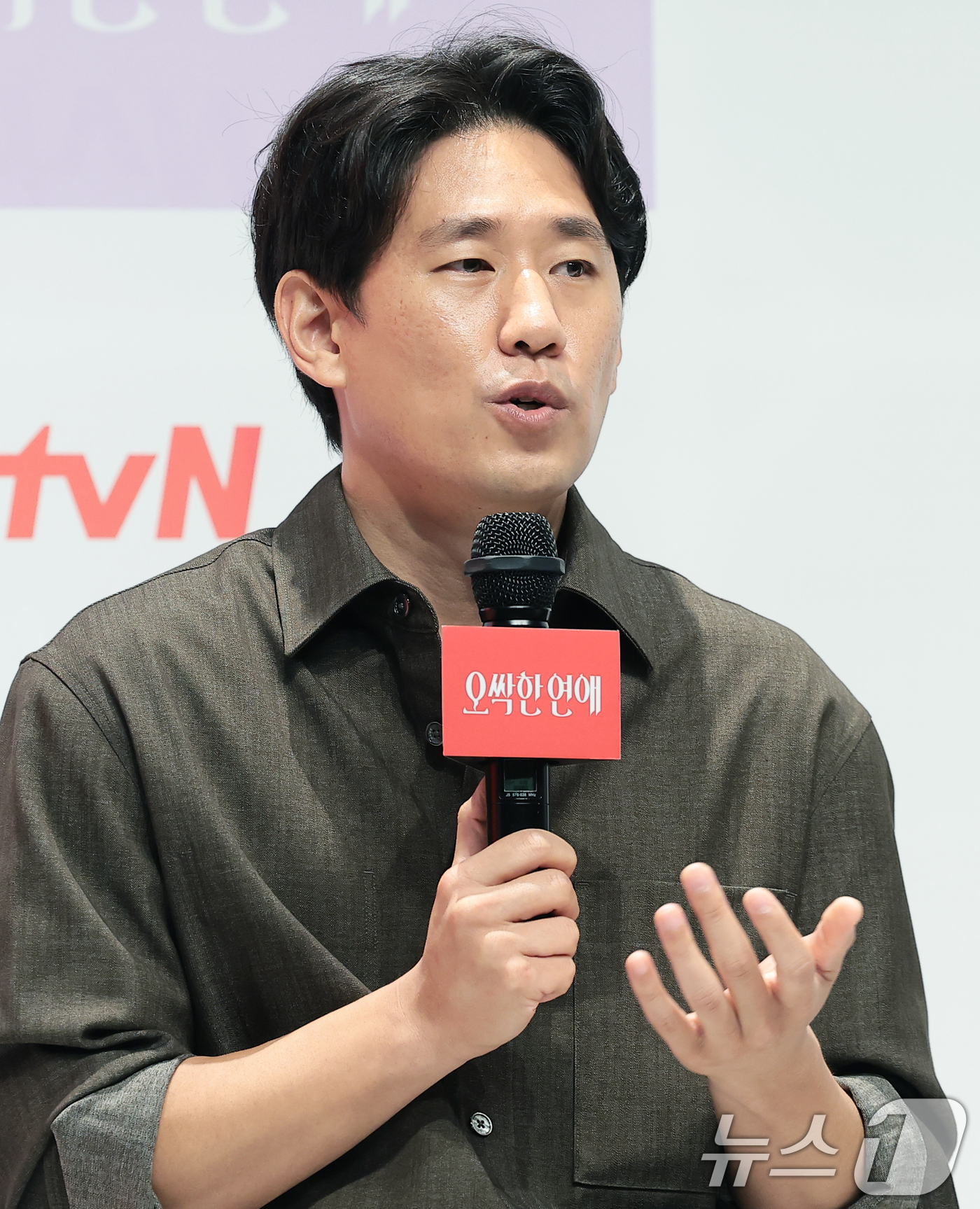 (서울=뉴스1) 권현진 기자 = 이민수 감독이 14일 서울 강남구 엘리에나 호텔 서울강남에서 열린 tvN 새 토일드라마 '오싹한 연애' 제작발표회에서 인사말을 하고 있다.‘오싹한 …