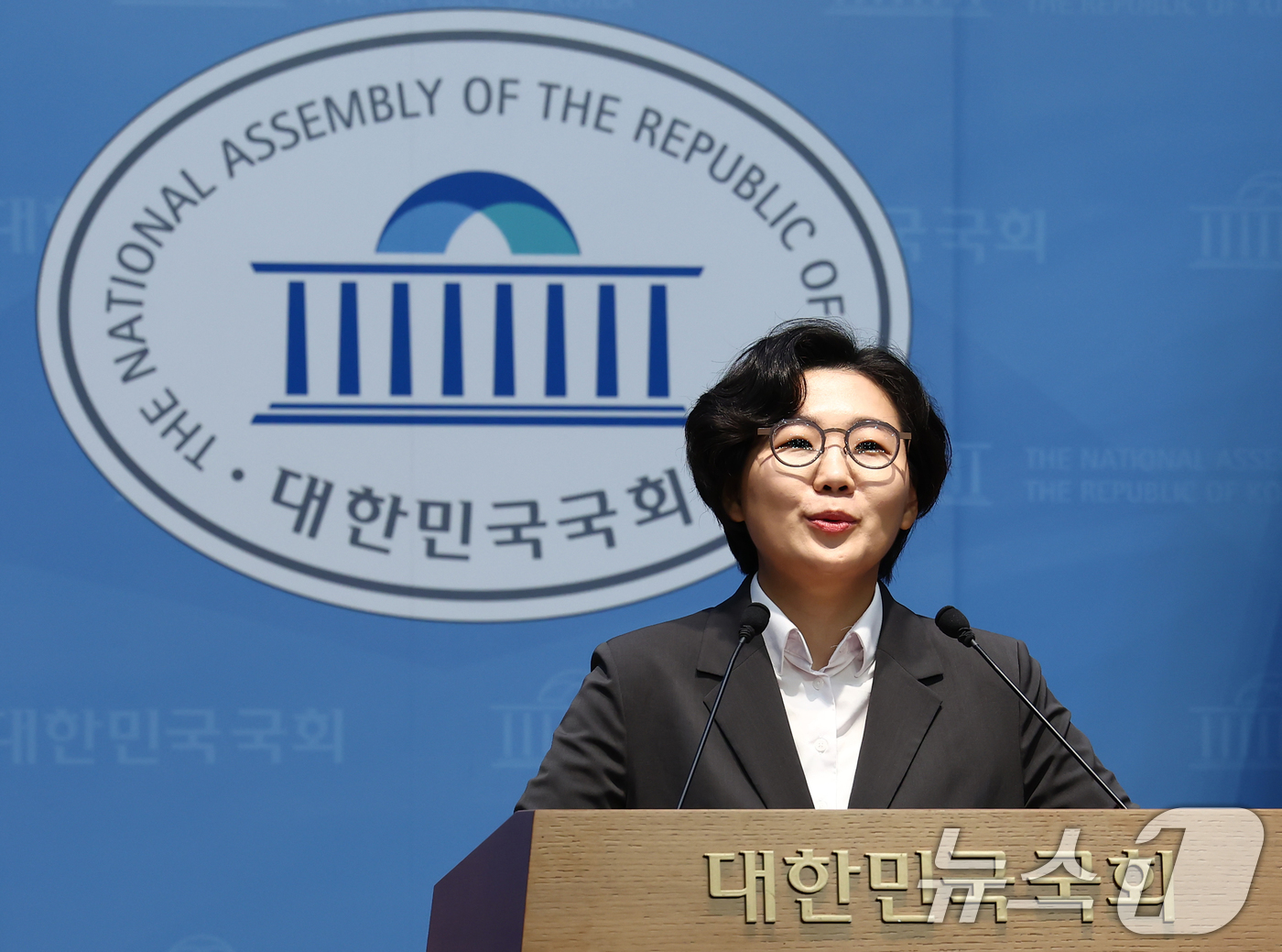 (서울=뉴스1) 김민지 기자 = 더불어민주당 당대표 선거에 출마한 김보미 전 강진군 의원이 14일 오후 서울 여의도 국회 소통관에서 당대표 선호투표제 관련 기자회견을 하고 있다. …