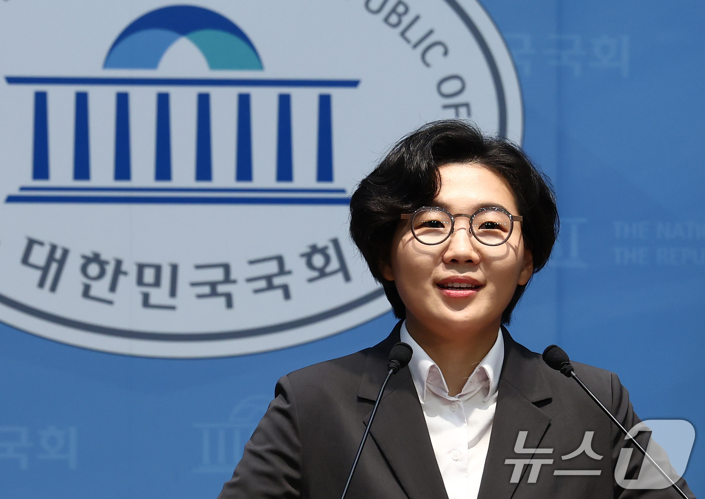 (서울=뉴스1) 김민지 기자 = 더불어민주당 당대표 선거에 출마한 김보미 전 강진군 의원이 14일 오후 서울 여의도 국회 소통관에서 당대표 선호투표제 관련 기자회견을 하고 있다. …