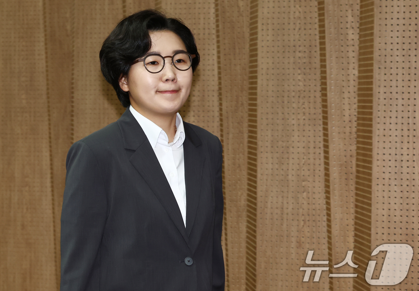 (서울=뉴스1) 김민지 기자 = 더불어민주당 당대표 선거에 출마한 김보미 전 강진군 의원이 14일 오후 서울 여의도 국회 소통관에서 당대표 선호투표제 관련 기자회견을 하기 위해 기 …