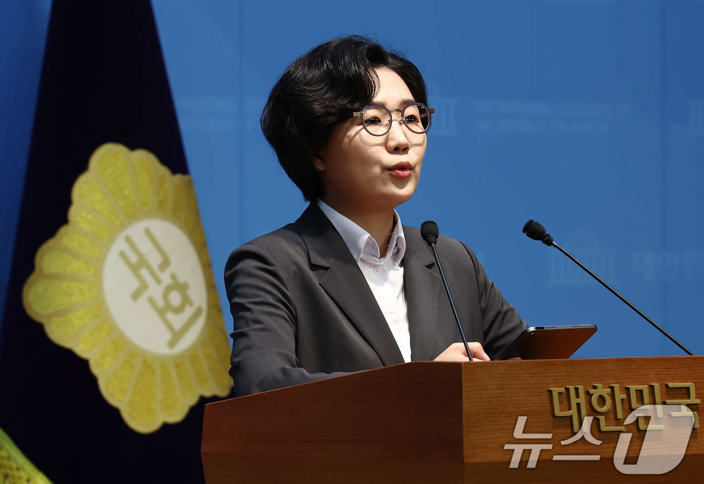 (서울=뉴스1) 김민지 기자 = 더불어민주당 당대표 선거에 출마한 김보미 전 강진군 의원이 14일 오후 서울 여의도 국회 소통관에서 당대표 선호투표제 관련 기자회견을 하고 있다. …