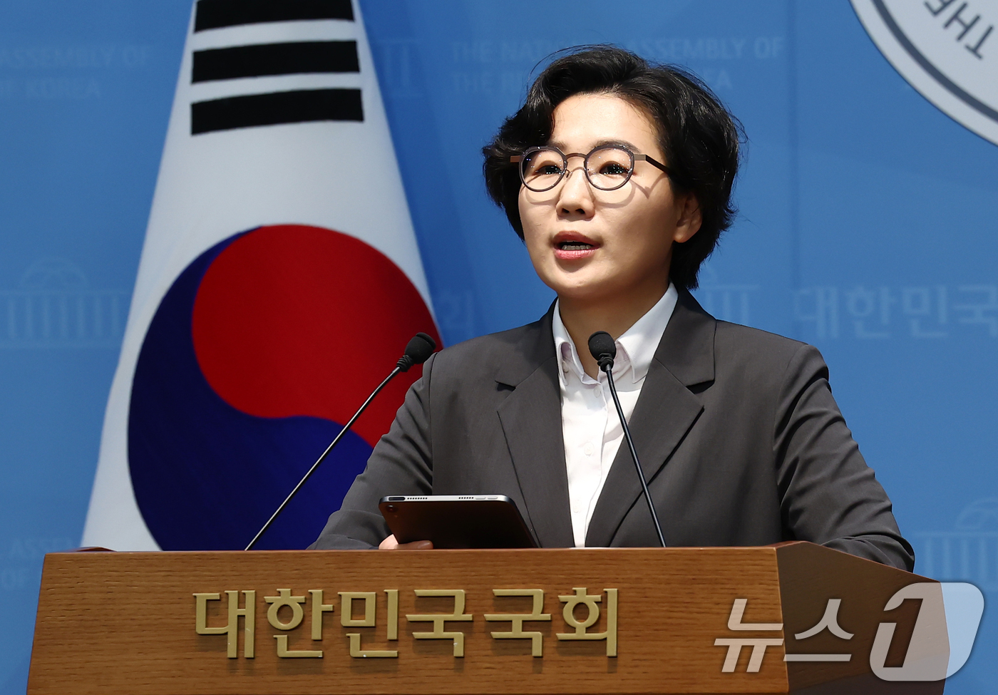 (서울=뉴스1) 김민지 기자 = 더불어민주당 당대표 선거에 출마한 김보미 전 강진군 의원이 14일 오후 서울 여의도 국회 소통관에서 당대표 선호투표제 관련 기자회견을 하고 있다. …