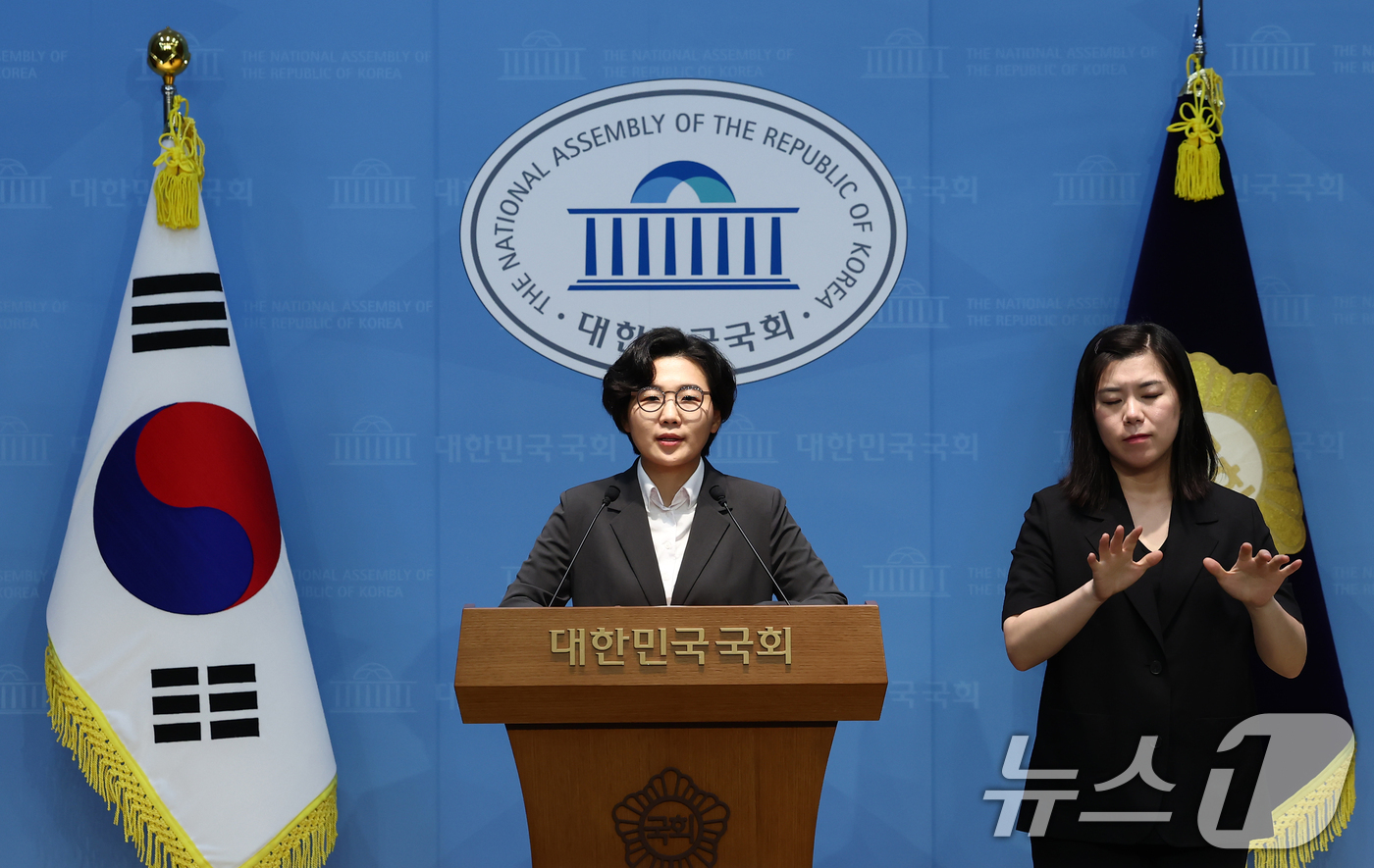(서울=뉴스1) 김민지 기자 = 더불어민주당 당대표 선거에 출마한 김보미 전 강진군 의원이 14일 오후 서울 여의도 국회 소통관에서 당대표 선호투표제 관련 기자회견을 하고 있다. …