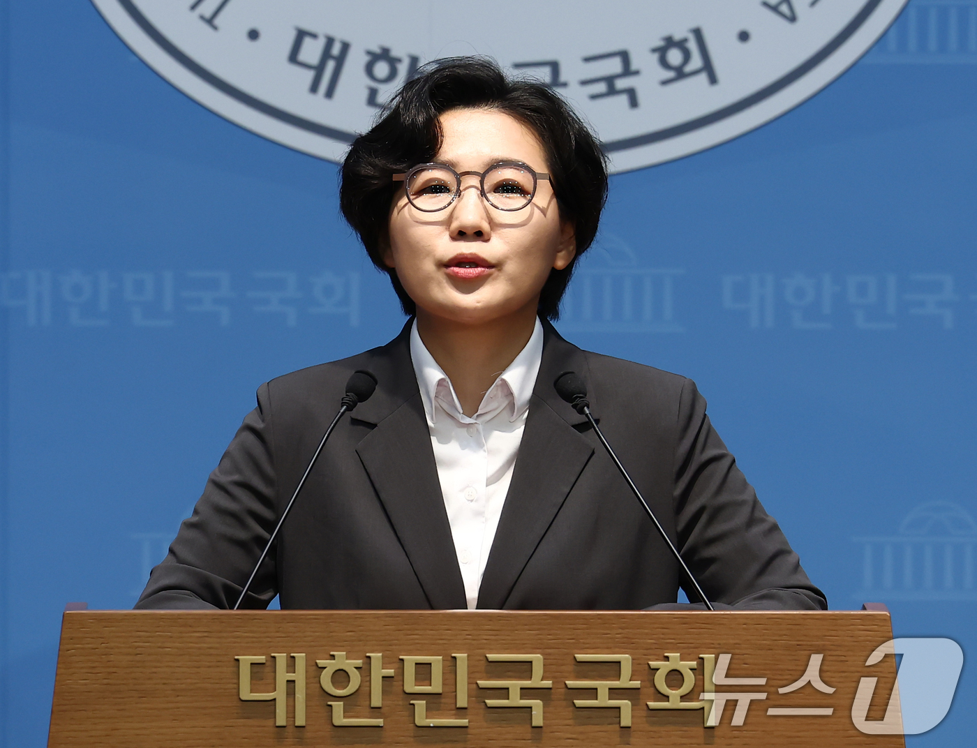 (서울=뉴스1) 김민지 기자 = 더불어민주당 당대표 선거에 출마한 김보미 전 강진군 의원이 14일 오후 서울 여의도 국회 소통관에서 당대표 선호투표제 관련 기자회견을 하고 있다. …
