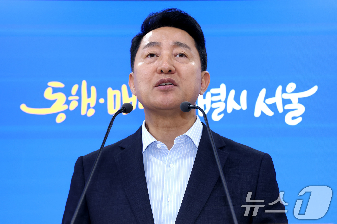 (서울=뉴스1) 이광호 기자 = 오세훈 서울시장이 14일 오후 서울시청에서 정부에 제출한 서울 부동산시장 정상화를 위한 3개 분야 8대 정책과제에 대한 브리핑을 하고 있다. 202 …