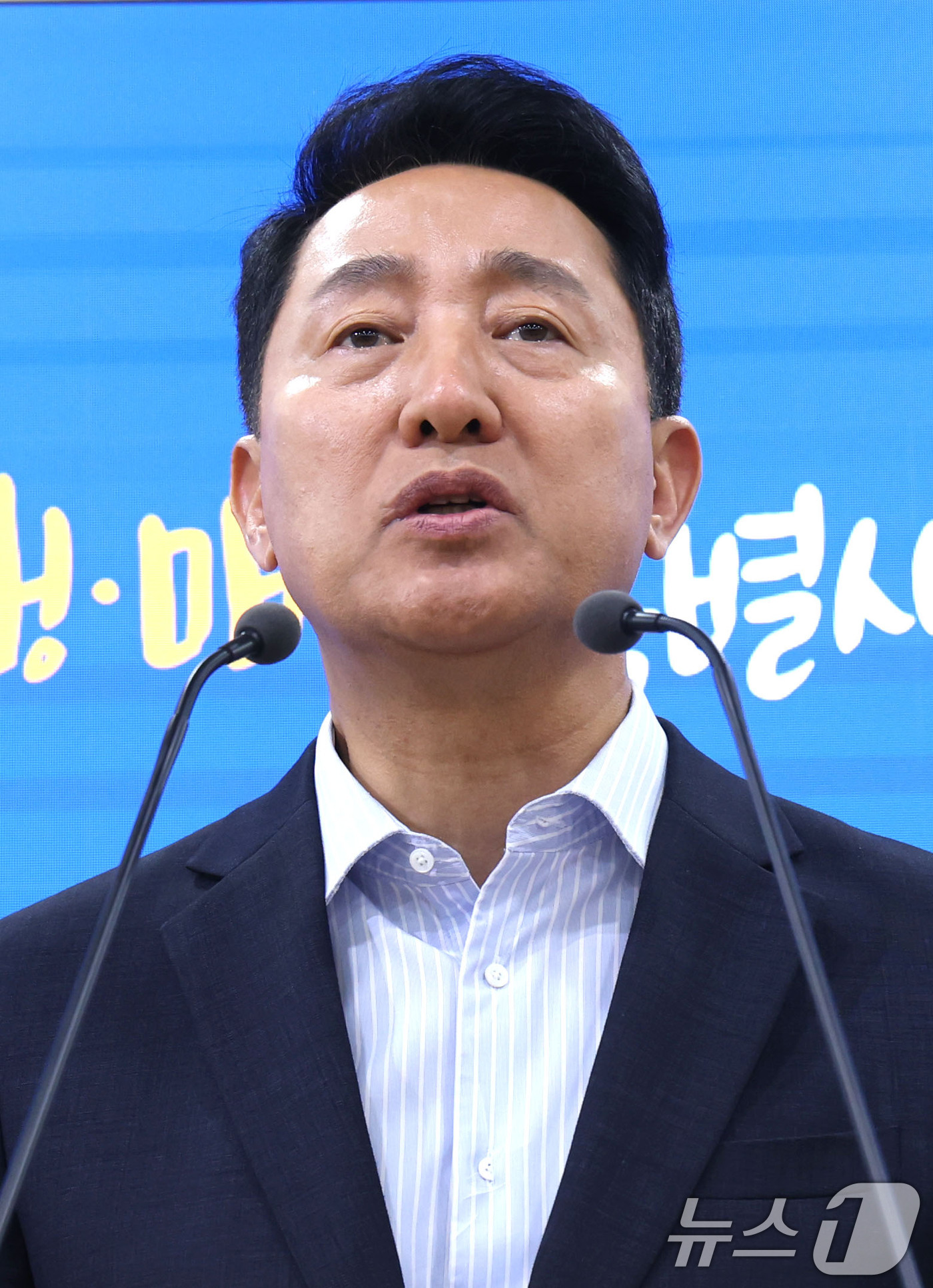 (서울=뉴스1) 이광호 기자 = 오세훈 서울시장이 14일 오후 서울시청에서 정부에 제출한 서울 부동산시장 정상화를 위한 3개 분야 8대 정책과제에 대한 브리핑을 하고 있다. 202 …